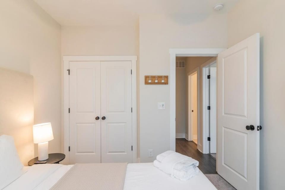 Spacious 4BR Near UNC Charlotte & Major Venues Apartment in Charlotte