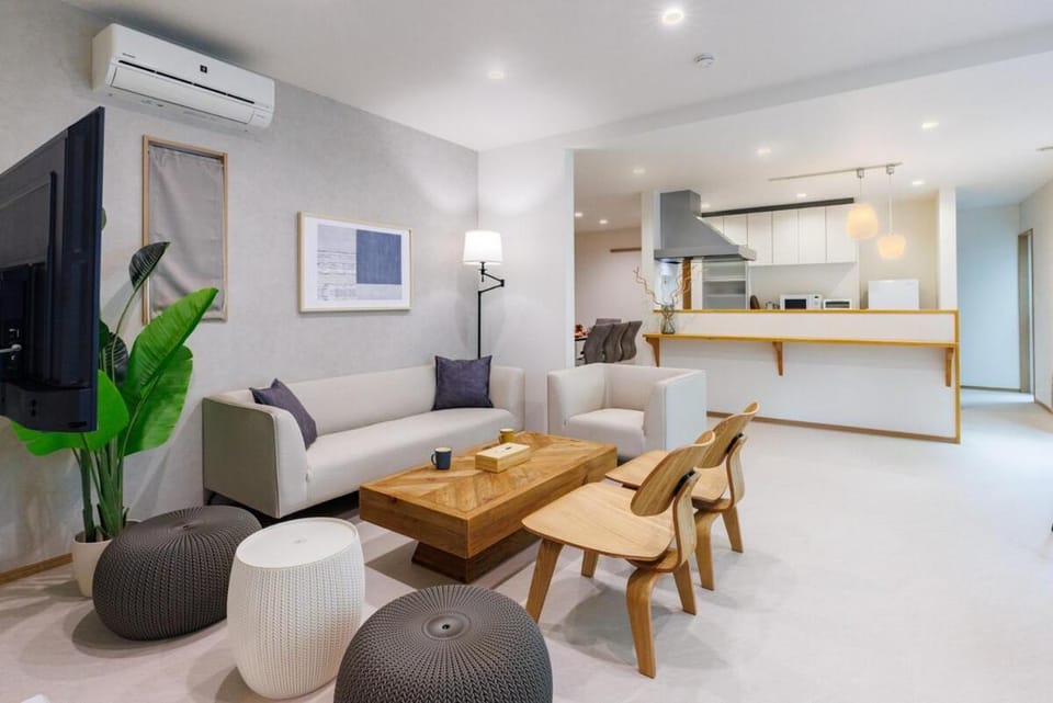 アメリカンビレッジ約5分 Max10名 北谷町 グループ向け広々施設 Hotel ATABI Apartment in Okinawa Prefecture