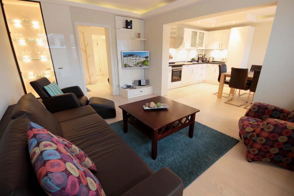 TV and multimedia, Kitchen or kitchenette, Living room, Seating area, Dining area