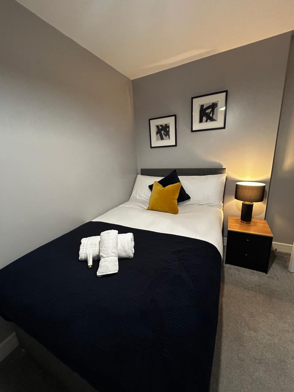 Bed, Photo of the whole room, Bedroom, towels