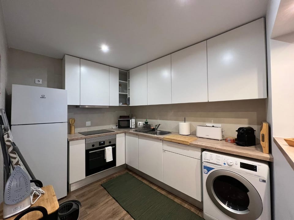 Coffee/tea facilities, Kitchen or kitchenette, flat iron, microwave, oven, stove, toaster, washing machine
