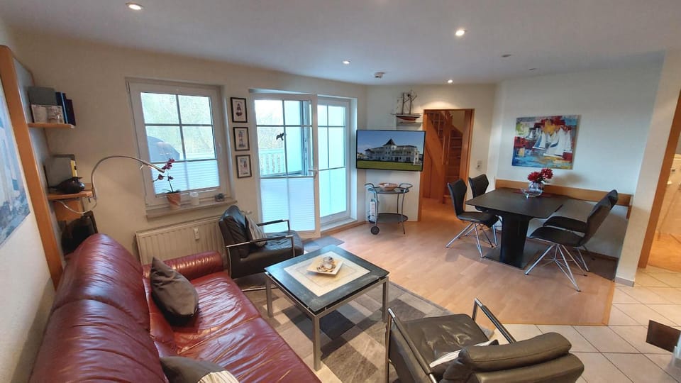 TV and multimedia, Living room, Seating area, Dining area