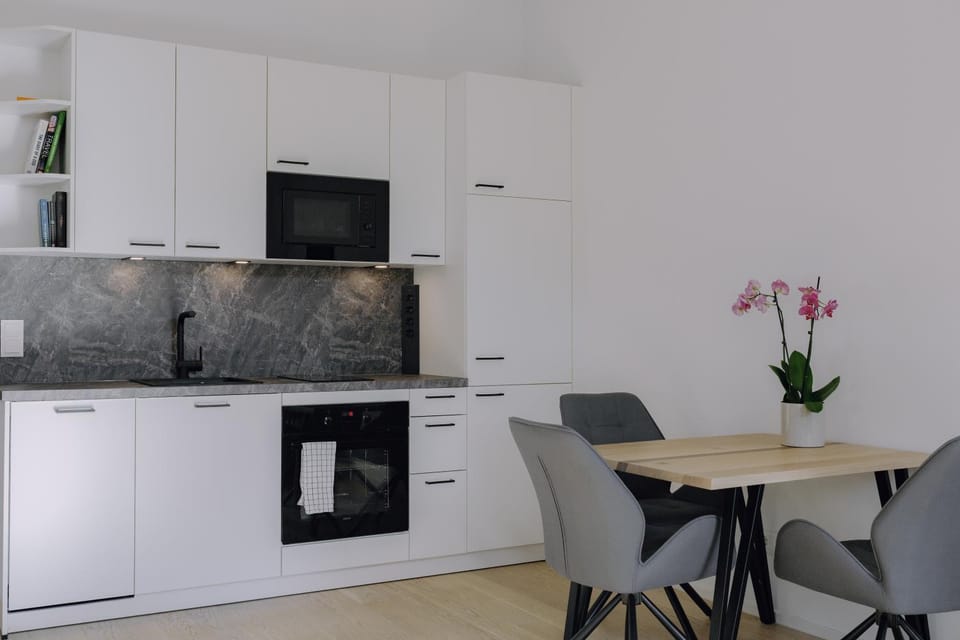 Coffee/tea facilities, Dining area, dishwasher, oven, stove