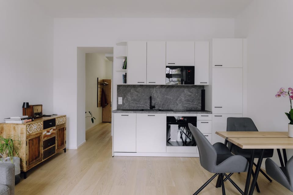 Coffee/tea facilities, Kitchen or kitchenette, Dining area, oven, stove