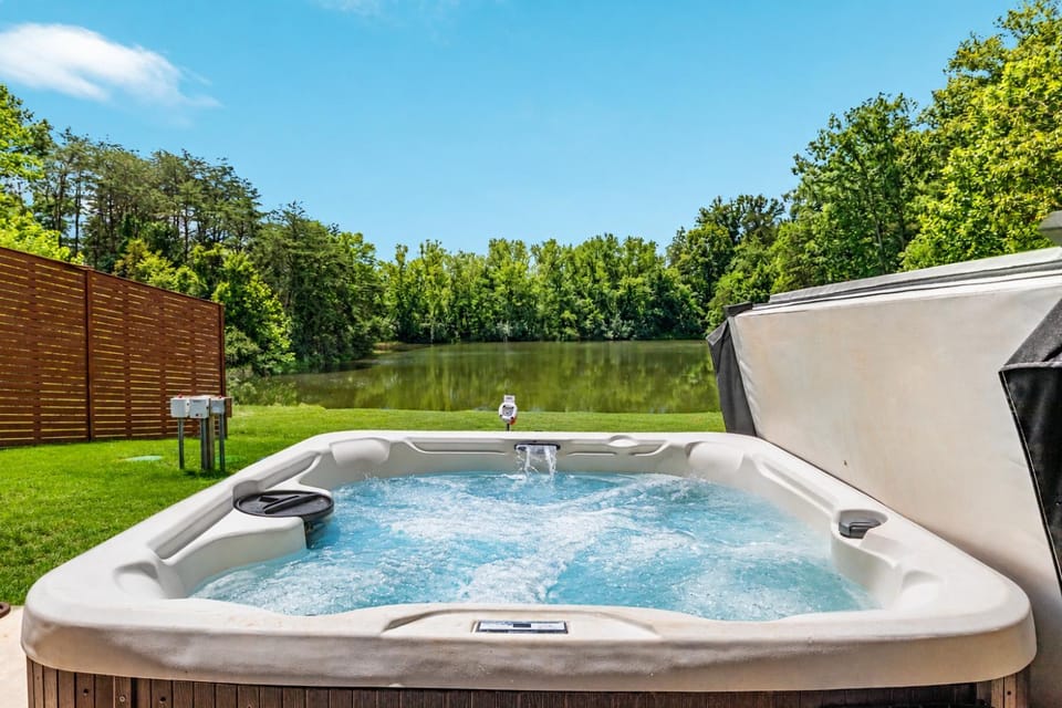 Lake Haus Cabin - Hot Tub, Sauna, Lake View, Wi-Fi Cabin in Shenandoah Valley