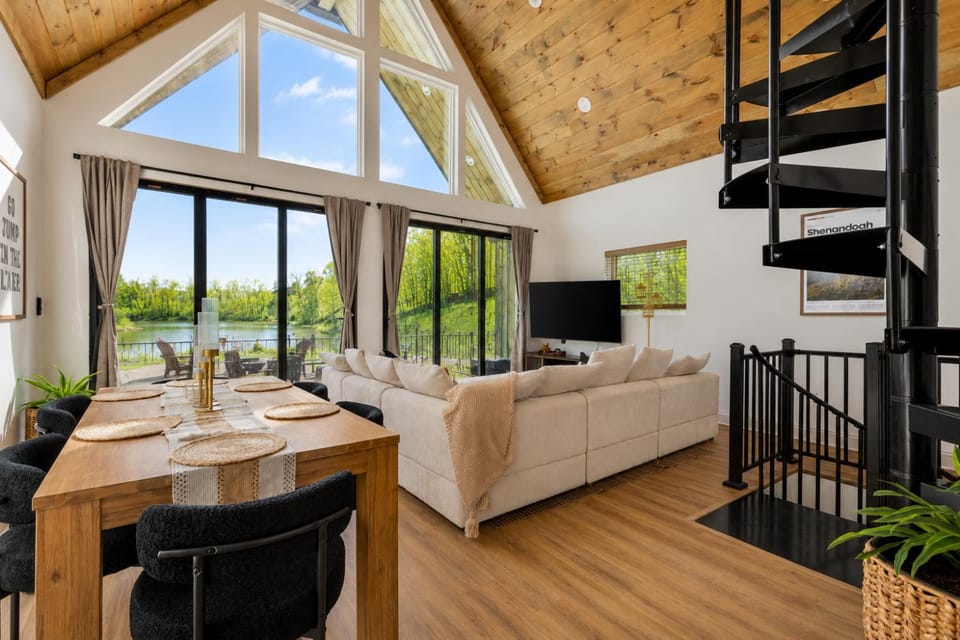Lake Haus Cabin - Hot Tub, Sauna, Lake View, Wi-Fi Cabin in Shenandoah Valley