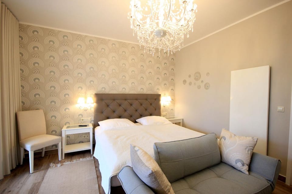 Bed, Living room, Photo of the whole room, Seating area, Bedroom