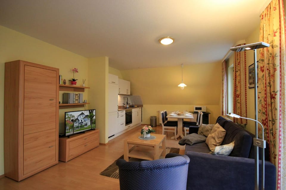 Kitchen or kitchenette, Living room, Seating area, Dining area