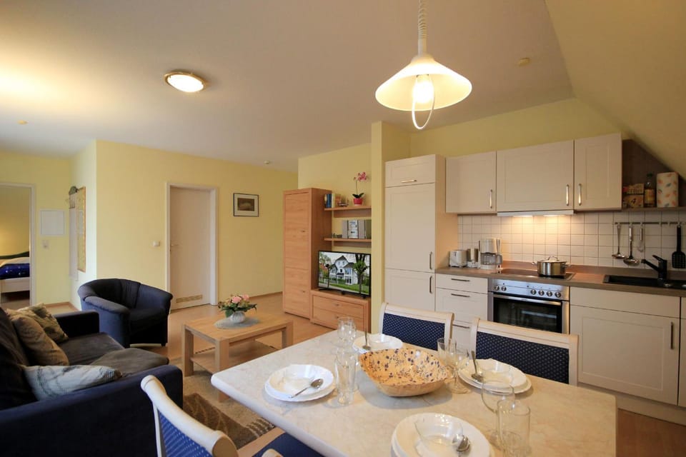 Kitchen or kitchenette, Living room, Seating area, Dining area
