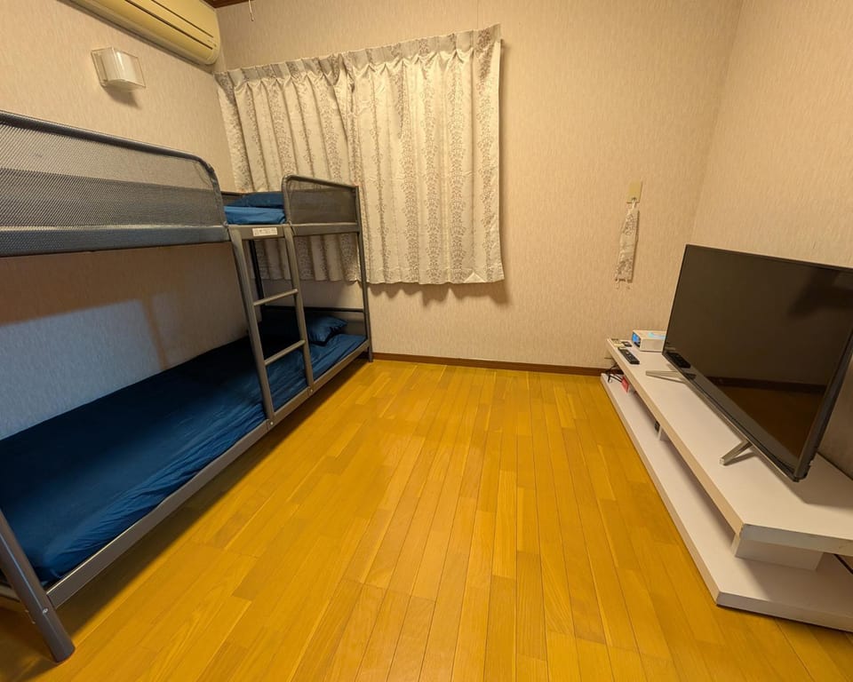 Bedroom, bunk bed