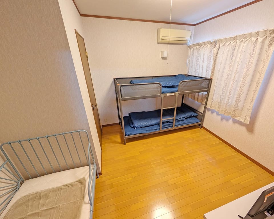 Bedroom, cot, bunk bed