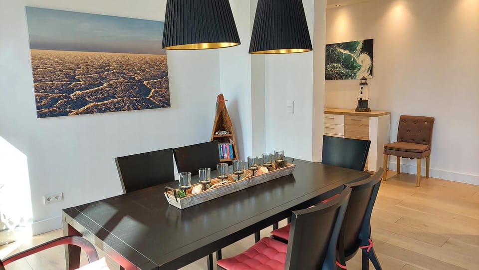Dining area, Food
