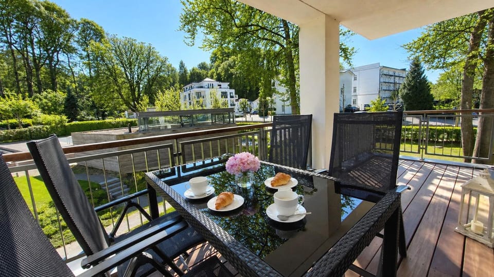 View (from property/room), Balcony/Terrace, Dining area