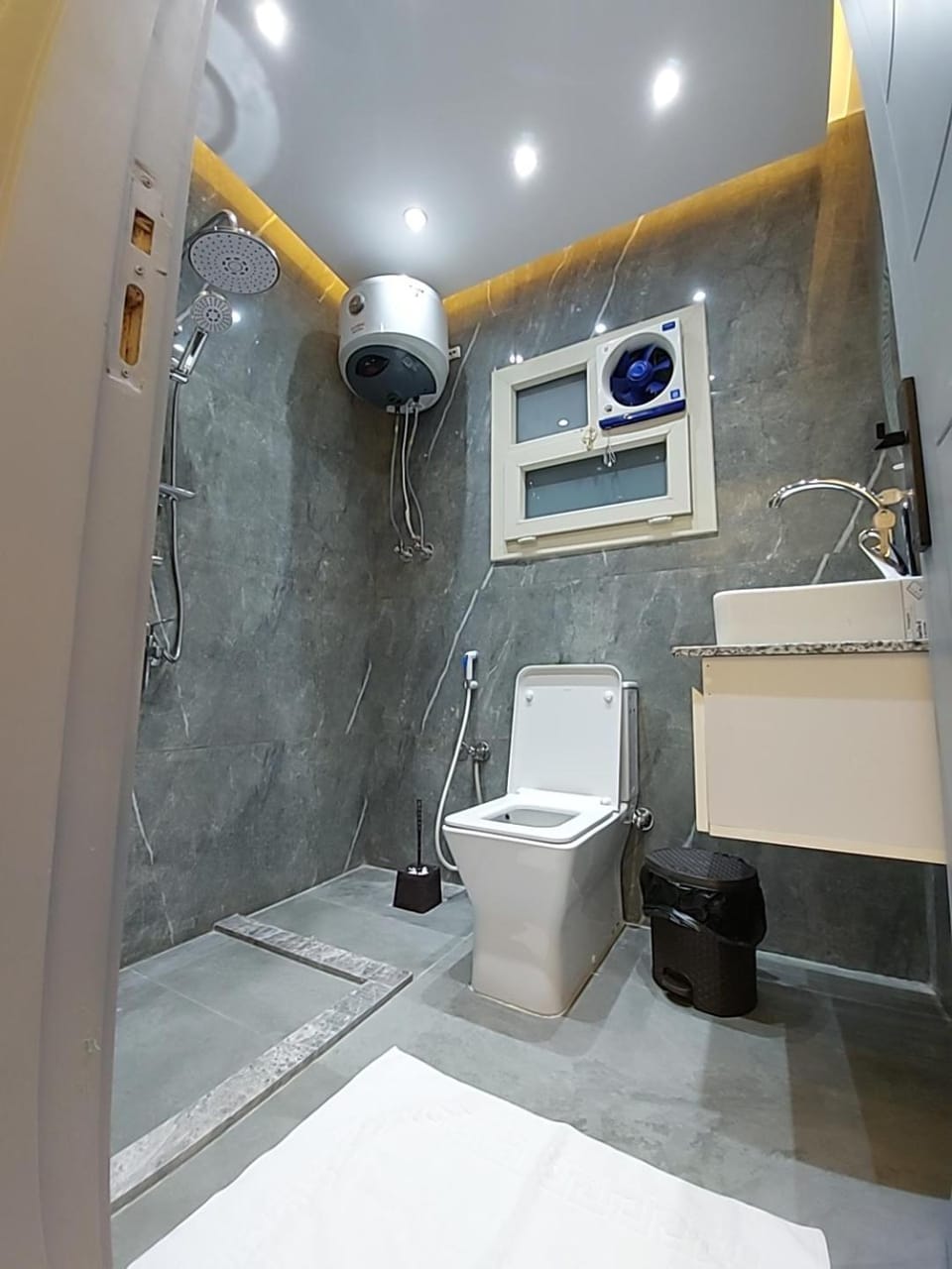 شقه بالدقي شارع الثورة الرئيسي Apartment in Egypt