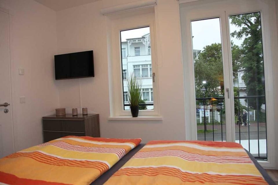 Bed, TV and multimedia, Bedroom
