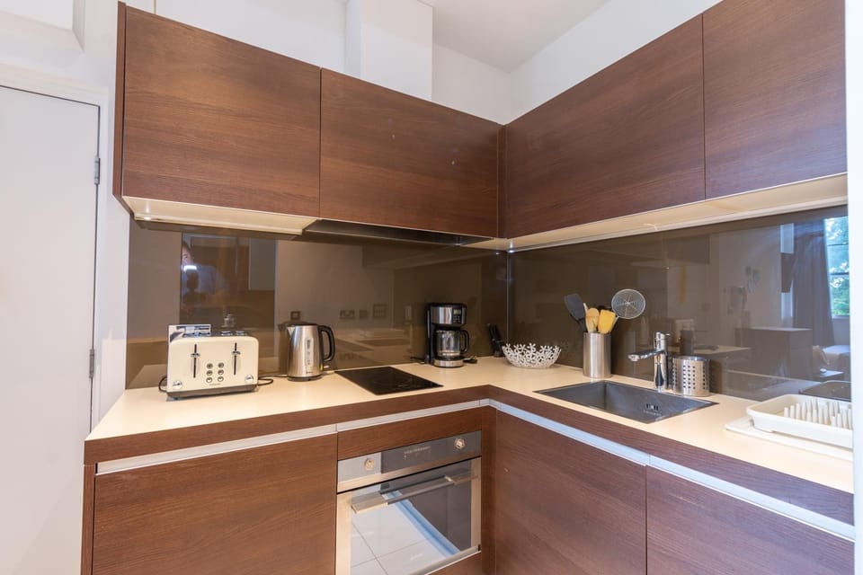 Modern & Sunlit Studio Apartment Kings Cross Apartment in London Borough of Islington