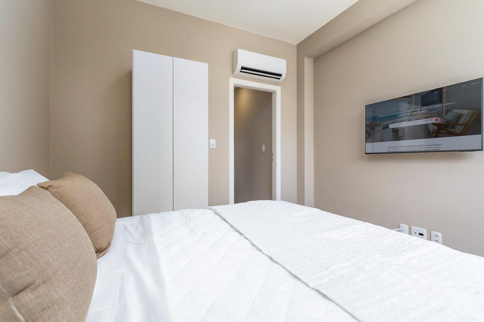 Bed, TV and multimedia, Bedroom, wardrobe, air conditioner
