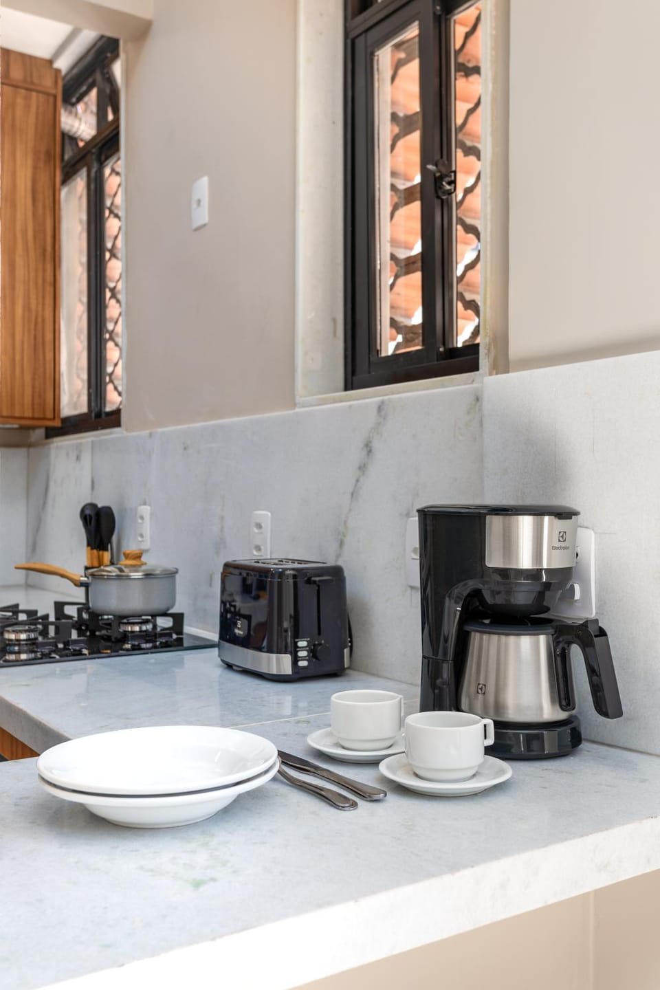Coffee/tea facilities, stove, toaster