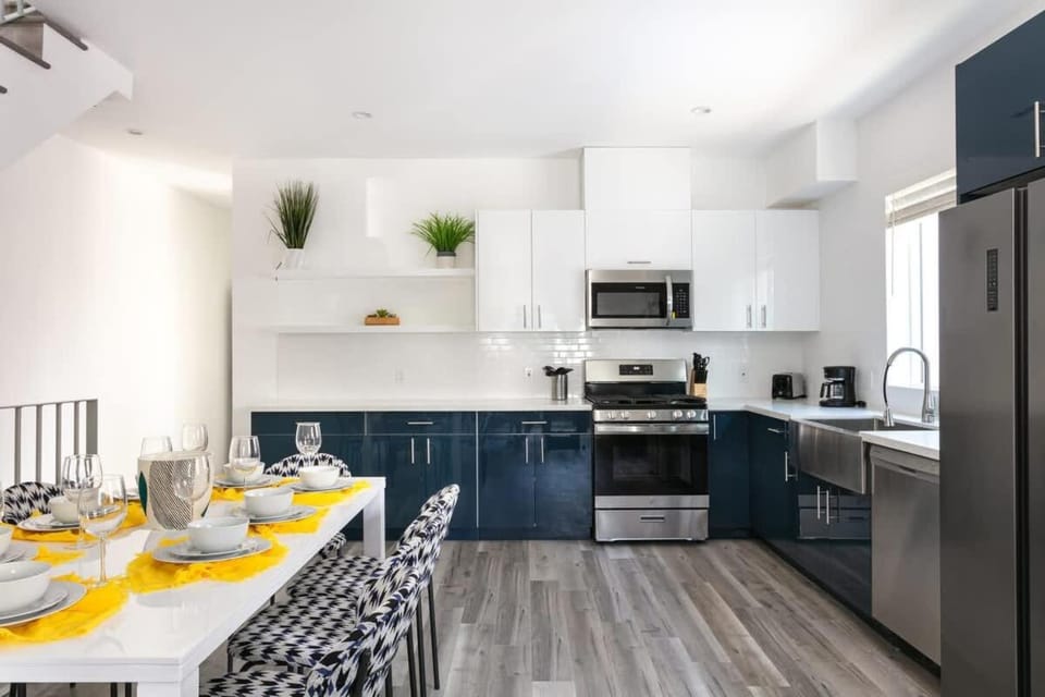 Central LA Escape Near Universal & Beaches House in Echo Park