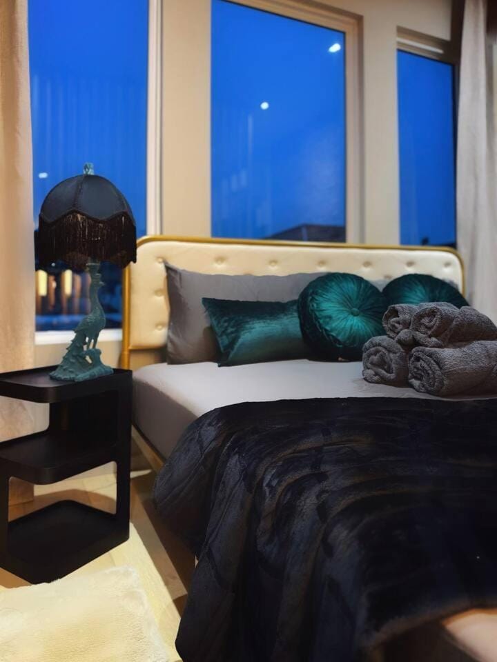 KING Bed • Elevated City Retreat • Free Parking Apartment in Pittsburgh