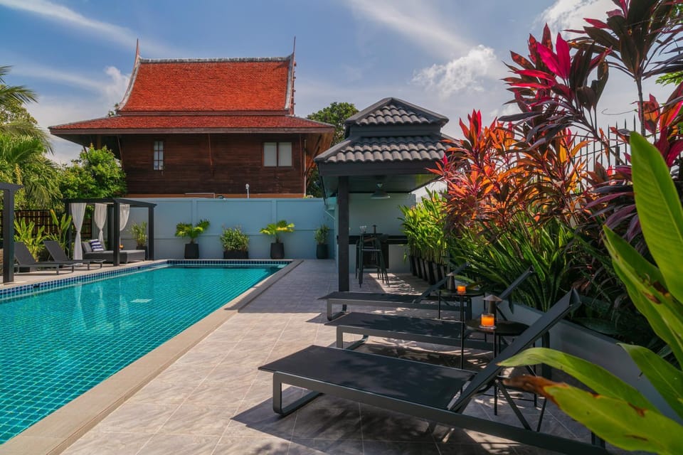 Pool view, Swimming pool, sunbed