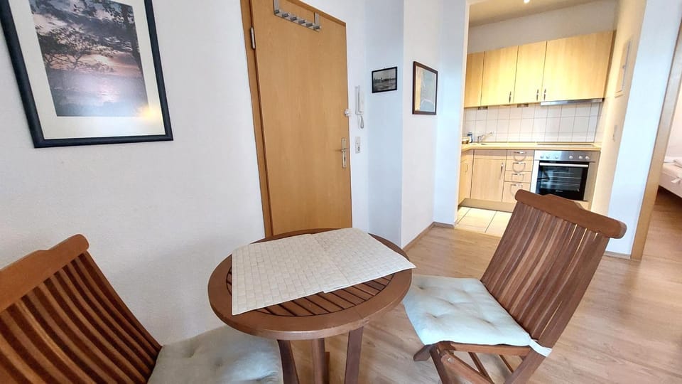 Kitchen or kitchenette, Seating area, Dining area, oven
