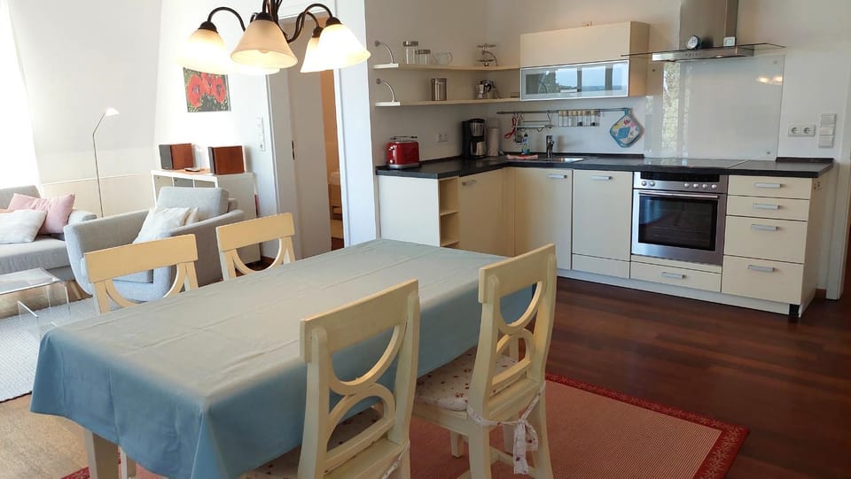 Kitchen or kitchenette, Seating area, Dining area, stove