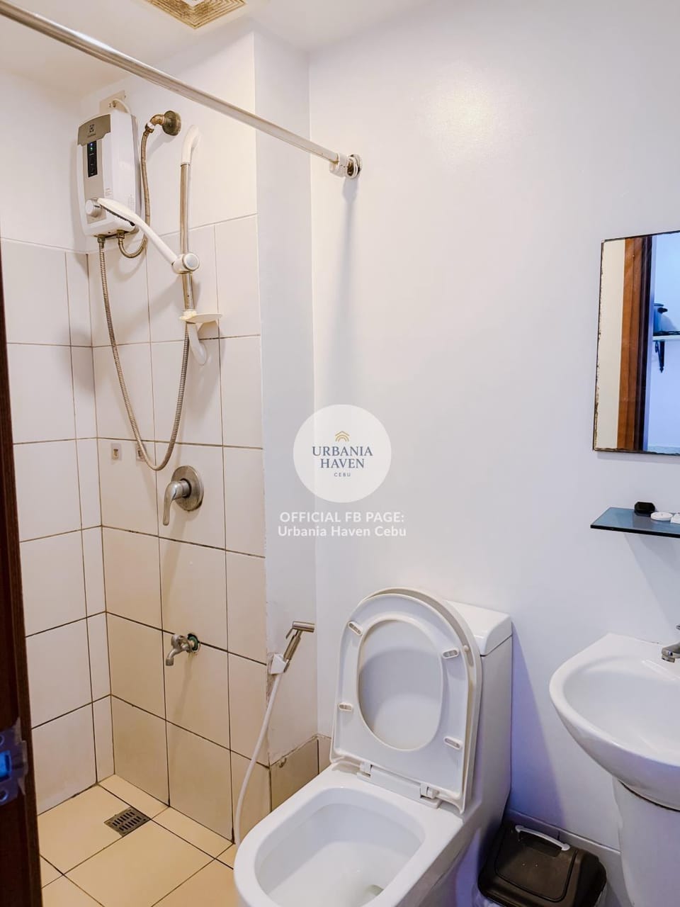 Shower, Toilet, bidet, towels