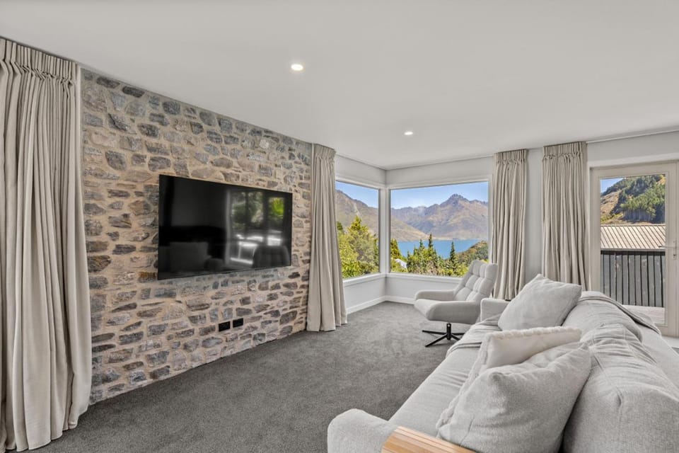 Alpine Lakeview Residence House in Queenstown
