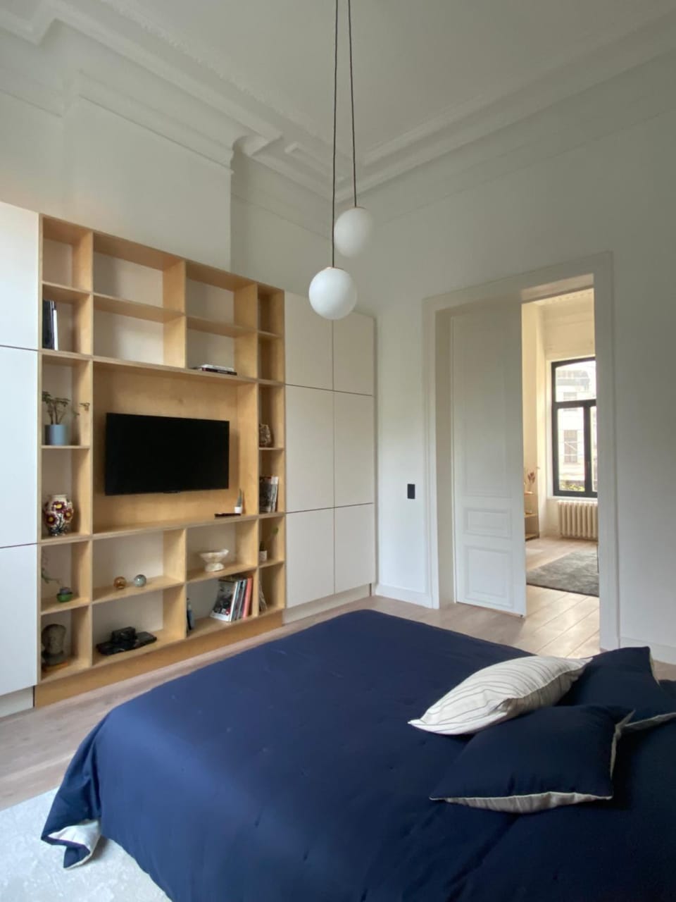 Bed, Library, TV and multimedia, Photo of the whole room, Bedroom