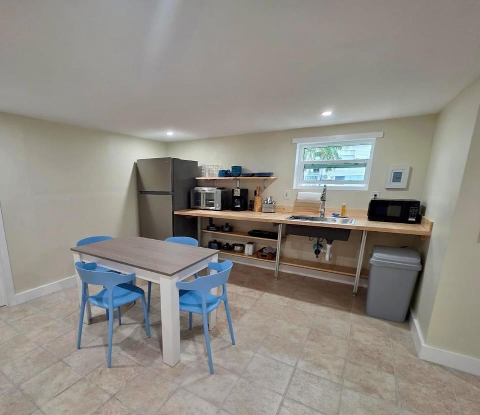 DOWNTOWN 3rd Street Retreat Hideout - Steps to beach Apartment in San Carlos Island