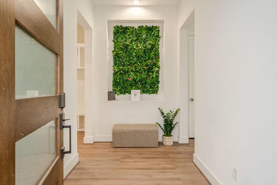 Facade/entrance, Decorative detail, Seating area