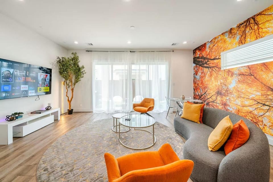 Patio, TV and multimedia, Living room, Decorative detail, Seating area, Dining area