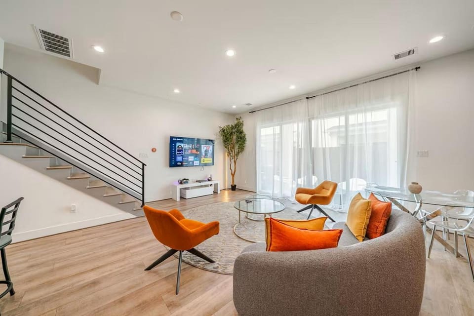 Patio, TV and multimedia, Living room, Seating area, Dining area