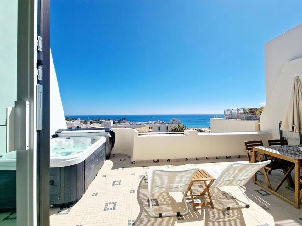 Romantic Escape - Private jacuzzi and WOW seaview Apartment in Lagos