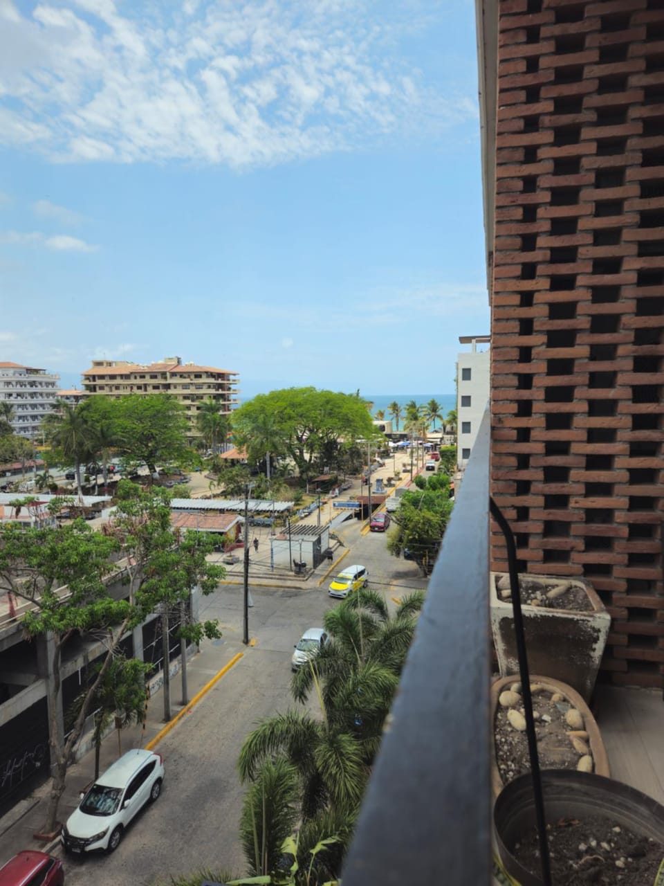 Property building, Balcony/Terrace, Street view, Location, Parking