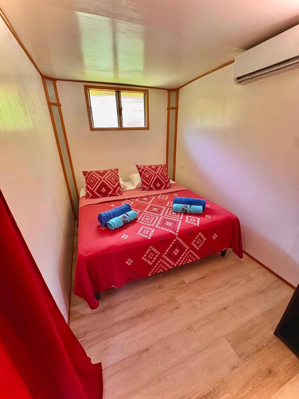 Bed, Bedroom, internet, towels, air conditioner