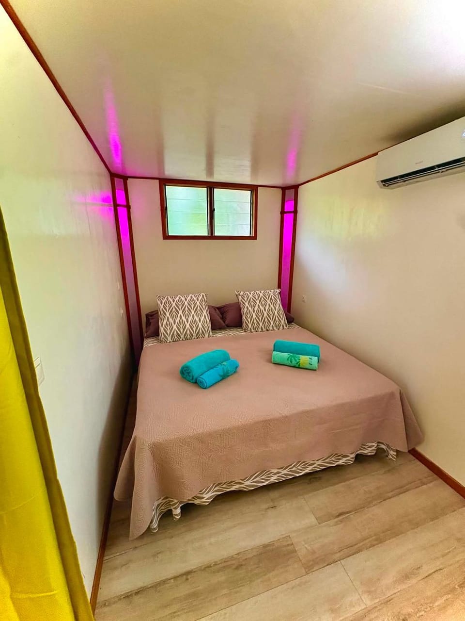 Bed, internet, towels, air conditioner