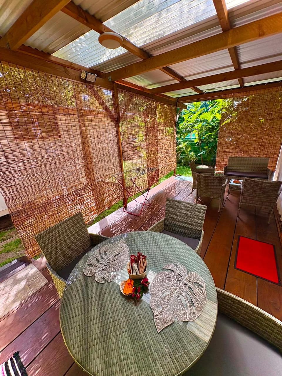 Seating area, Dining area