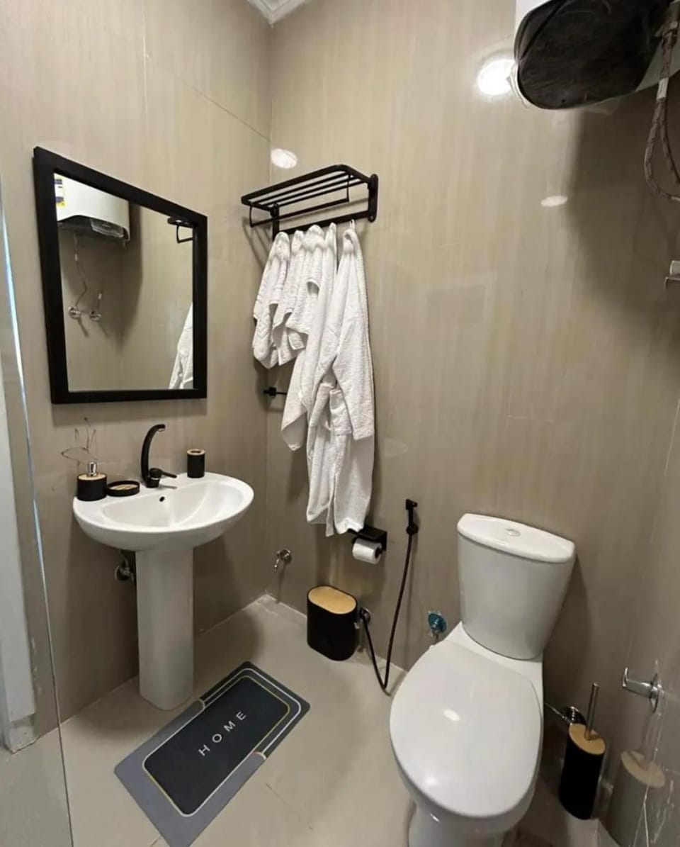 Shower, Toilet, towels