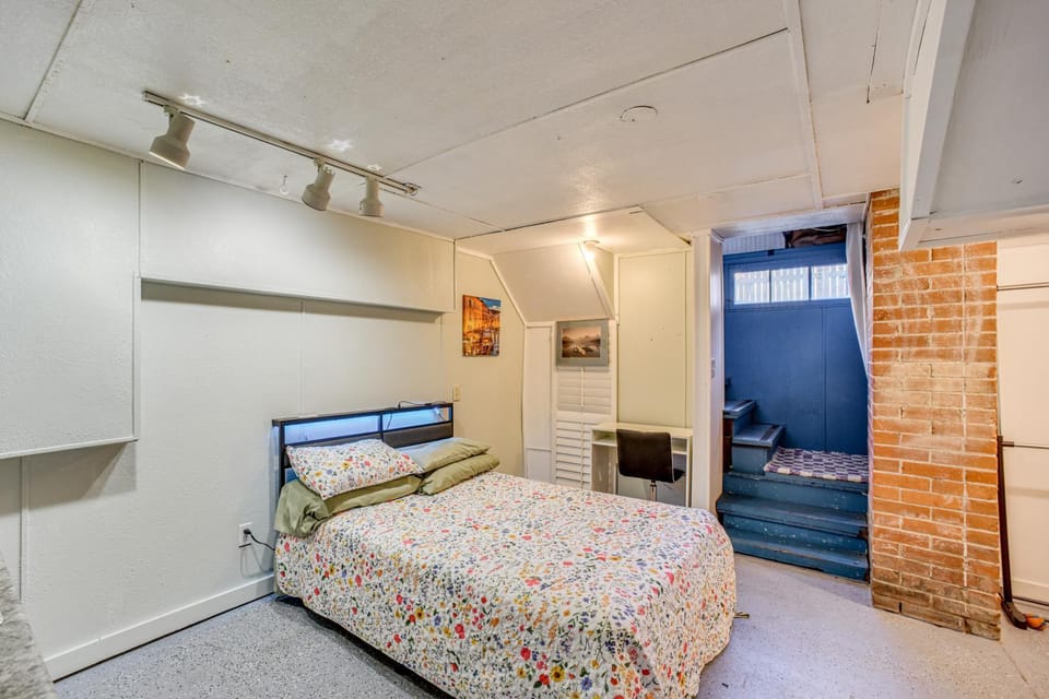 < 1 Mi to Downtown! Old North End Studio w/ Patio Apartment in Colorado Springs