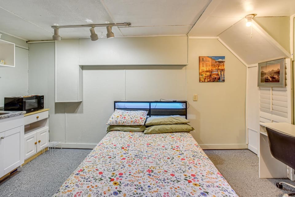 < 1 Mi to Downtown! Old North End Studio w/ Patio Apartment in Colorado Springs