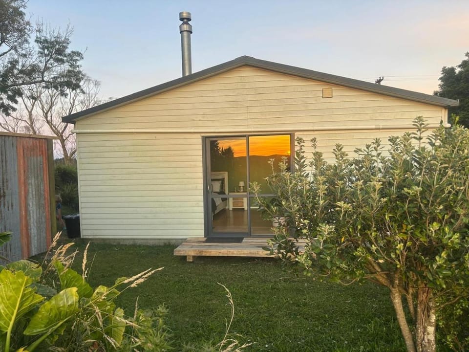 Skyline Sunsets - A Rural Raglan Escape Apartment in Raglan