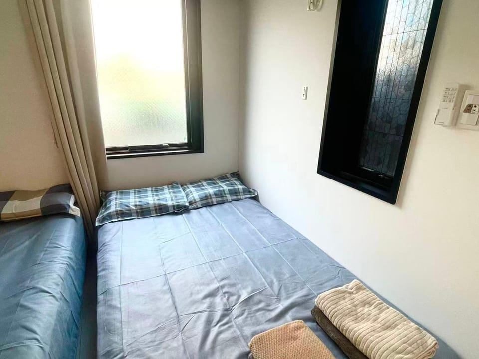 Bed, towels