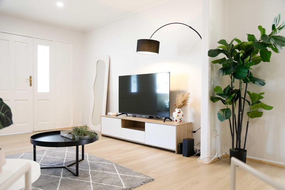 Spacious 3BR Retreat Walk to Redcliffe Beach House in Brisbane