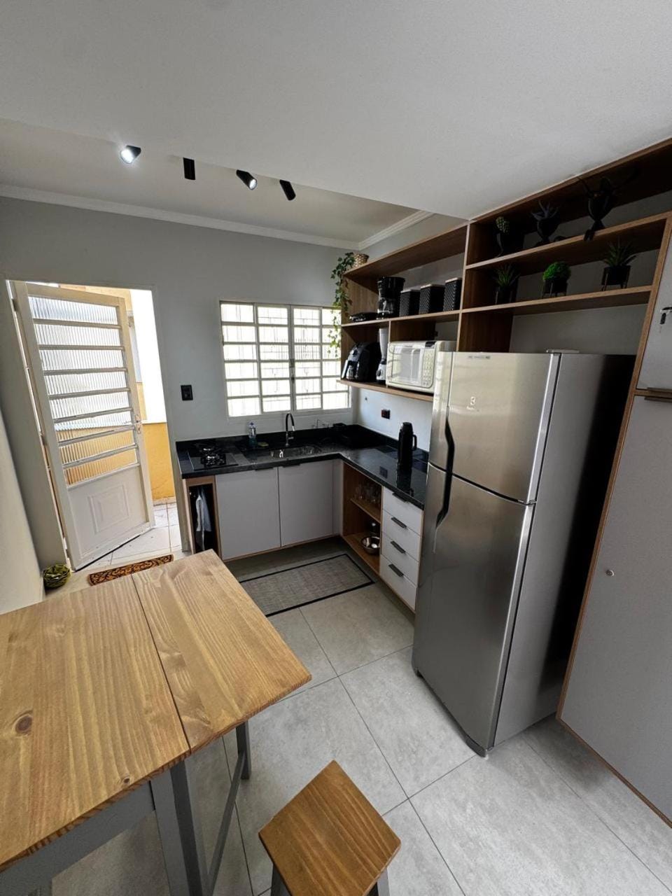 Kitchen or kitchenette, Dining area, microwave, pet friendly, stove, toaster