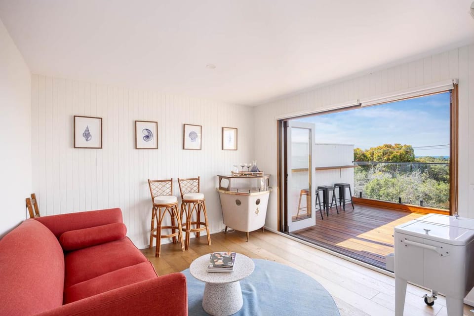 Tuckey Terrace Heated Pool & Spa and Bay Views House in Melbourne Road