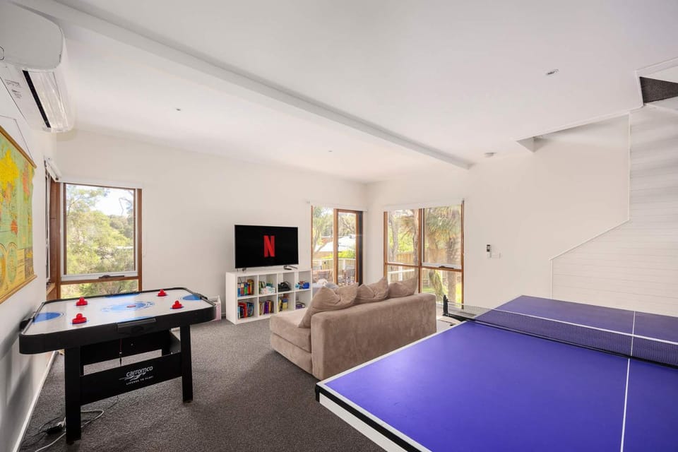 Tuckey Terrace Heated Pool & Spa and Bay Views House in Melbourne Road