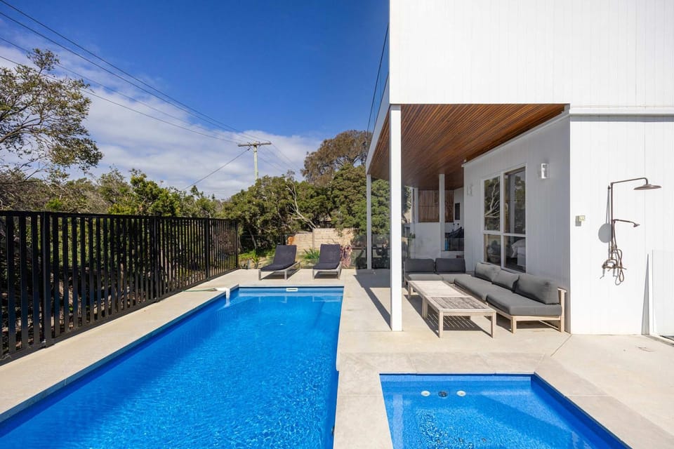 Tuckey Terrace Heated Pool & Spa and Bay Views House in Melbourne Road