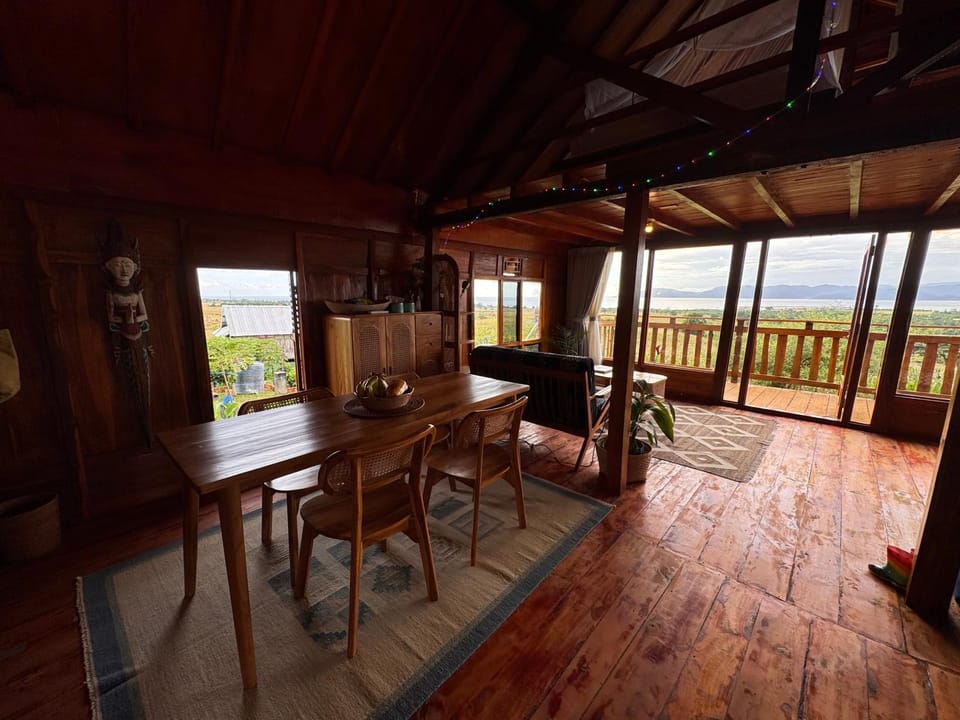 Natural landscape, View (from property/room), Balcony/Terrace, Living room, Seating area, Dining area, Mountain view